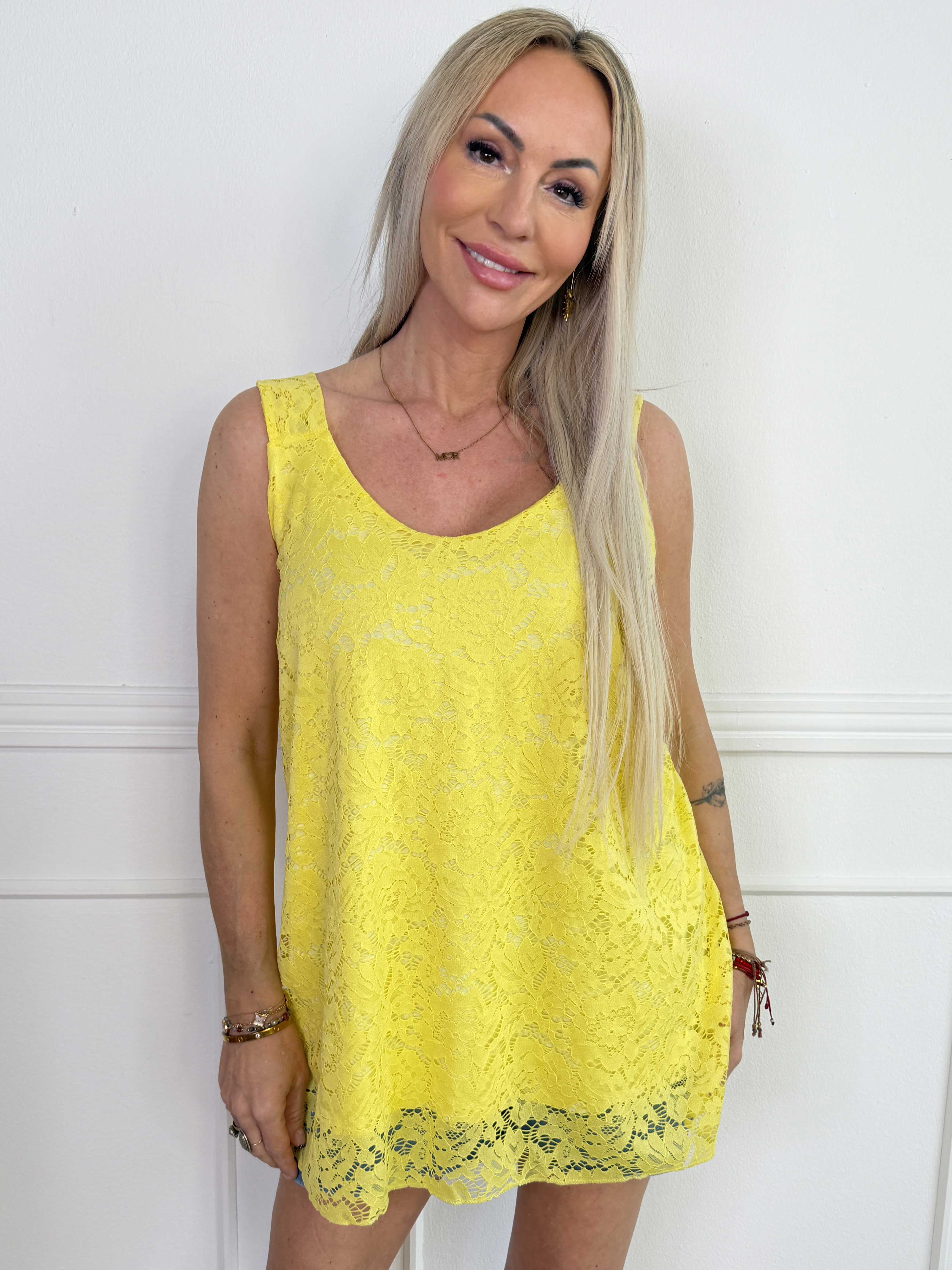 Sydney - Feminin blondetop med stræk i